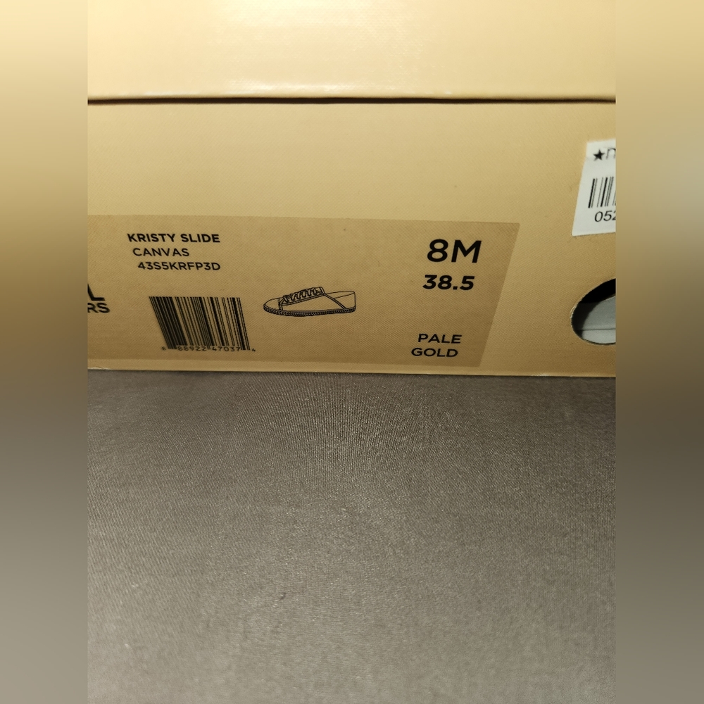 Like new MK shoes - Picture 2 of 6